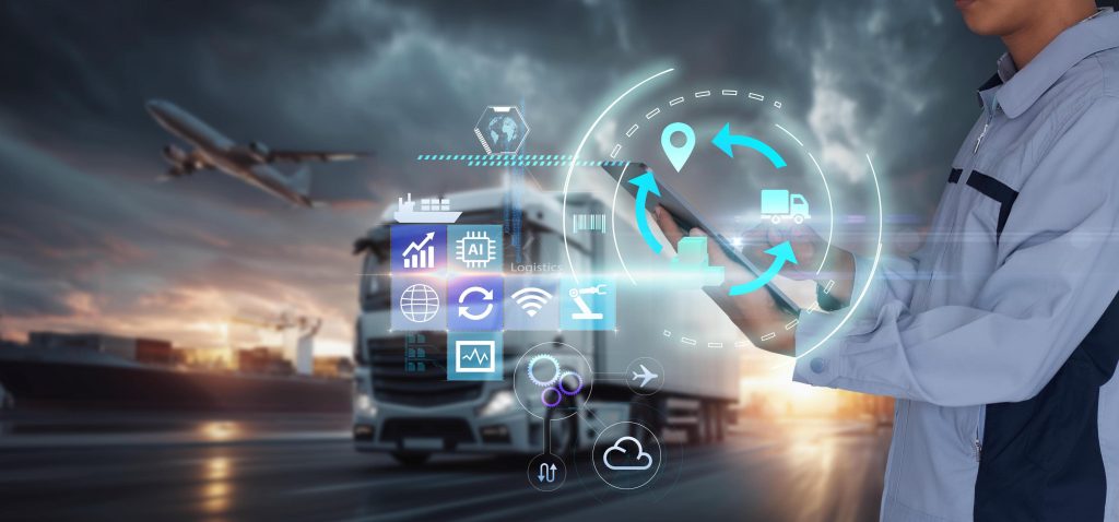 Profissional a interagir com um ecrã digital de cadeia de abastecimento num tablet, representando a tecnologia e a gestão de transportes estudadas na faculdade de logística.