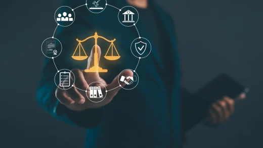 Homem de terno interagindo com uma balança da justiça digital rodeada por ícones das áreas do direito.