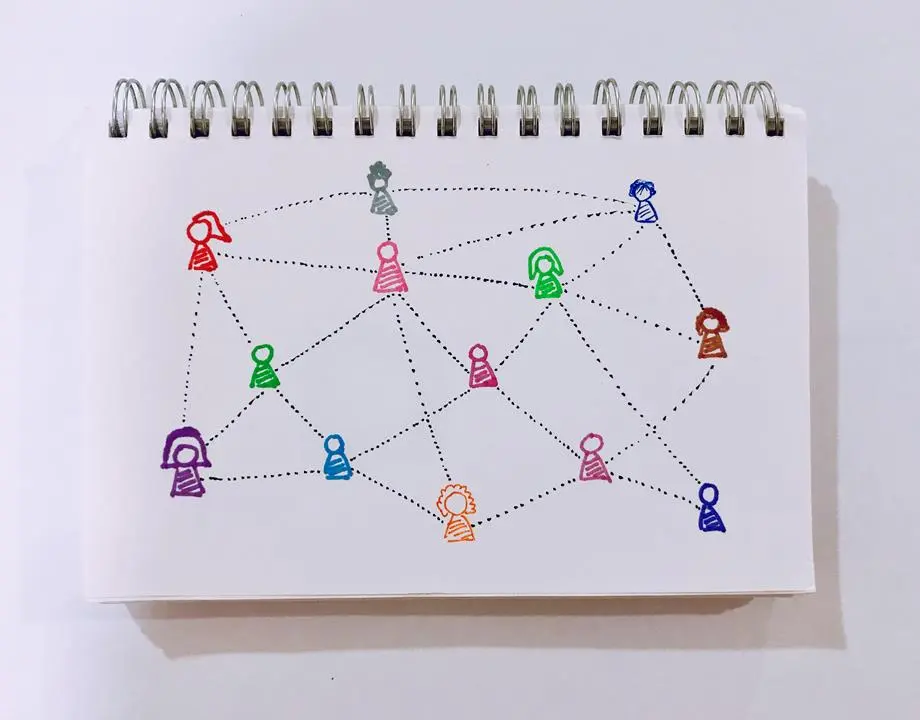 imagem-de-pessoas-conectadas-aludindo-a-networking