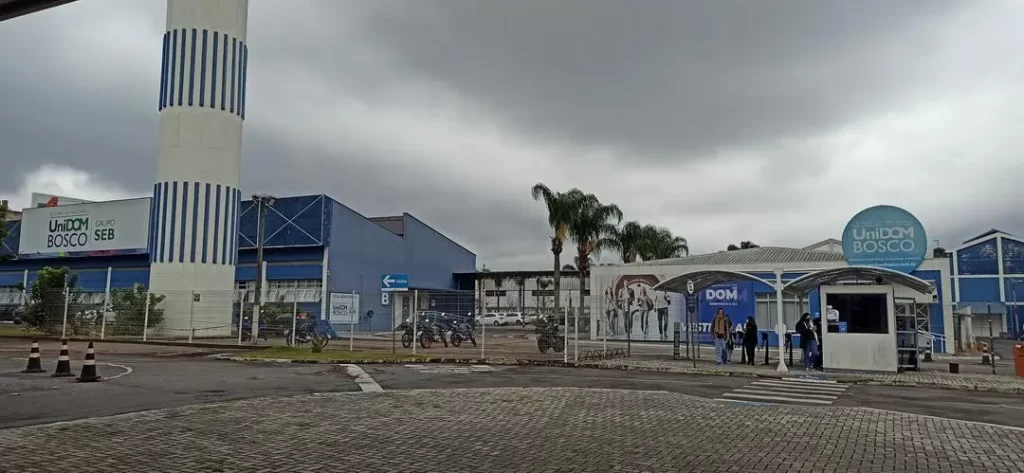 imagem-de-universidade-EAD-em-curitiba