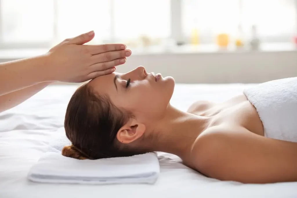 pessoa-fazendo-massagem-pra-aliviar-estresse