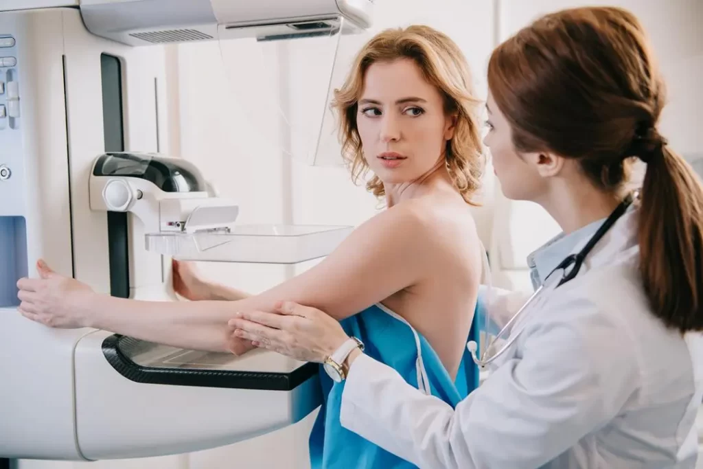 imagem-de-mulher-fazendo-mamografia-na-campanha-do-outubro-rosa
