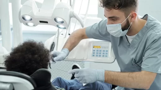 imagem-de-um-dentista-para-representar-a-pergunta-quanto-custa-uma-faculdade-de-odontologia