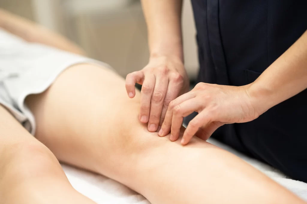 paciente-tratando-joelho-em-clinica-de-fisioterapia
