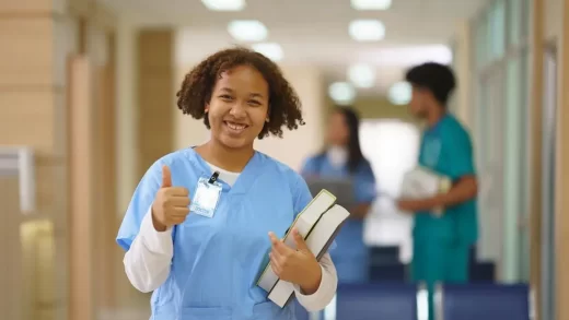 enfermeira-sorrindo-por-fazer-um-curso-de-extensao-em-enfermagem