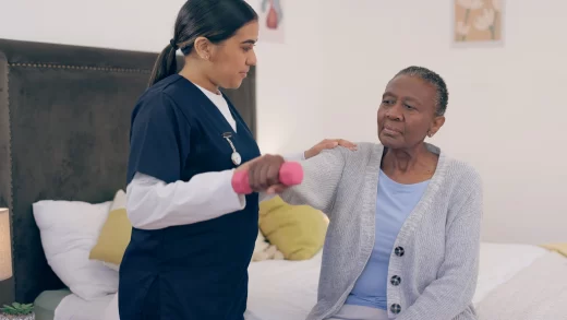 idosa-fazendo-exercicio-em-clinica-de-fisioterapia
