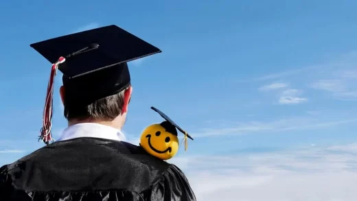 estudante-feliz-com-os-bons-resultados-na-graduacao
