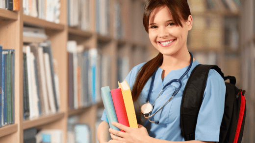 estudante-de-enfermagem-segurando-livros