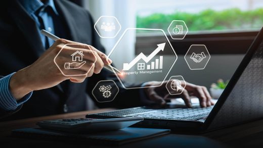 Profissional interagindo com gráficos de crescimento e ícones de negócios num ecrã, representando a análise de dados e a estratégia na gestão comercial
