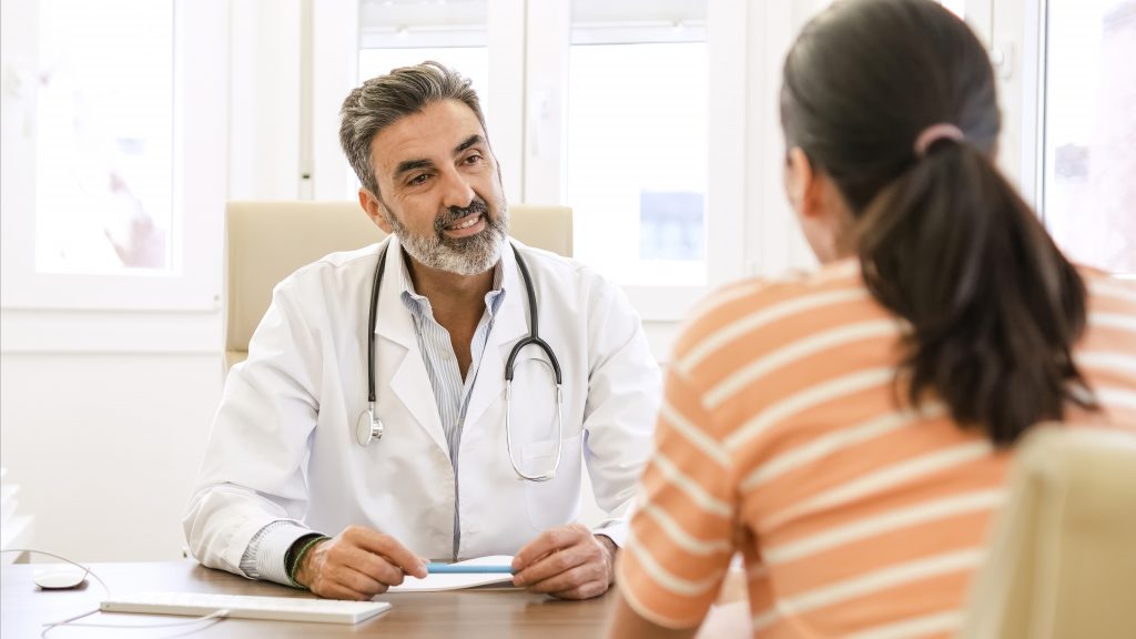 medico-atendendo-paciente-mulher