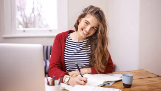 Garota-estudando-e-sorrindo-Método-de-estudo