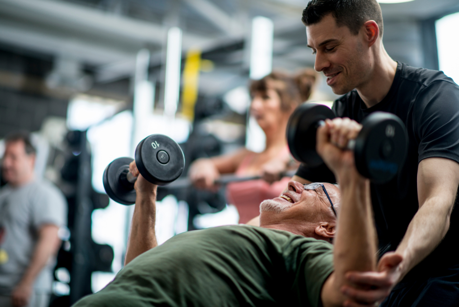 Foto-de-um-Personal-trainer-treinando-um-homem-em-uma-academia