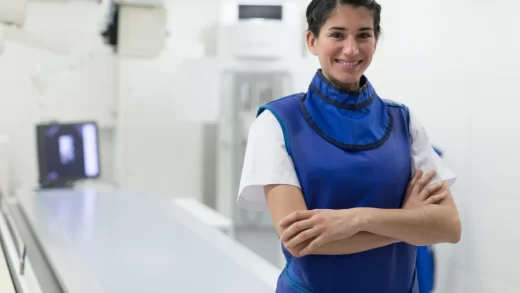 Mulher-radiologista-sorrindo-Foto-para-curso-de-Radiologia