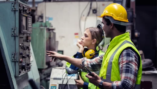 Foto-de-um-Engenheiro-homem-e-uma-engenheira-mulher-Engenharia-da-Produção