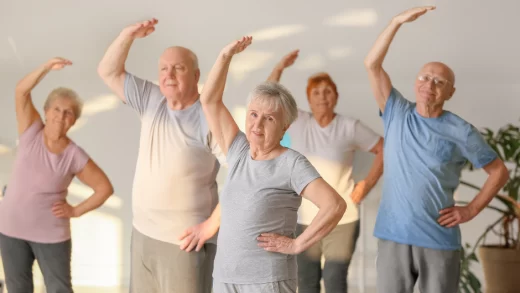 Vários-idosos-fazendo-ginástica-Geriatria-e-Gerontologia