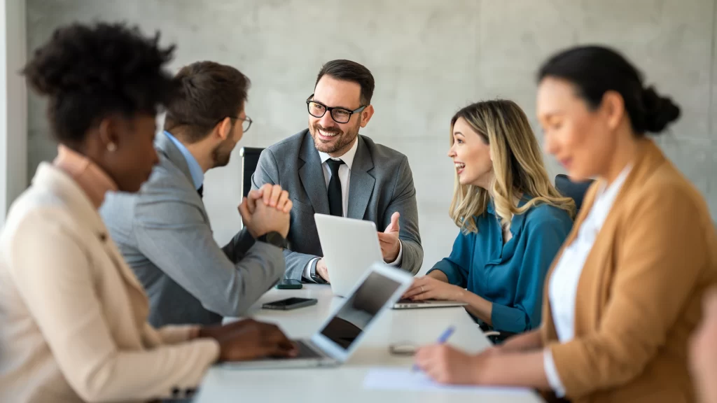 Foto-de-pessoas-em-uma-mesa-de-reuniao-Top-10-cursos-foto-2