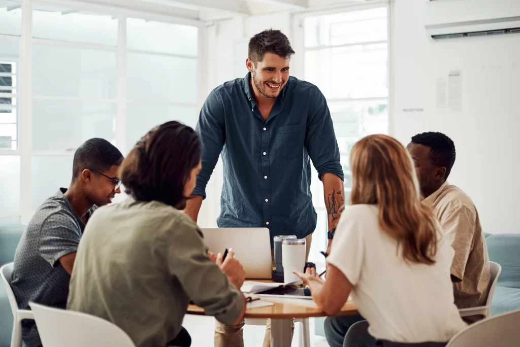 Várias-pessoas-em-reunião-Curso-de-Gestão-de-Pessoas