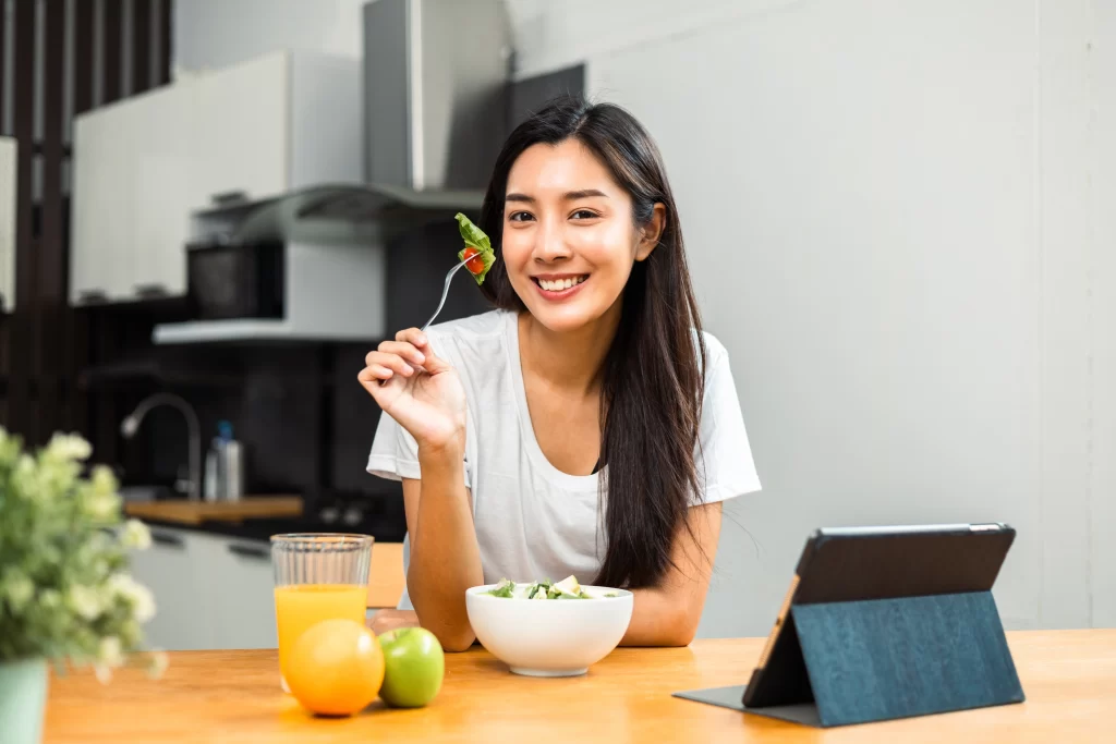 Foto-para-ilustrar-O-que-é-dieta-cetogênica-2-mulher-se-alimentando