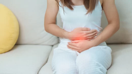 Foto-com-mulher-sentindo-colica-para-representar-sintomas-da-endometriose