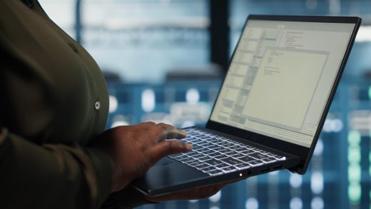 Profissional programando em um notebook, ilustrando o mercado de trabalho e o salário em Análise e Desenvolvimento de Sistemas.