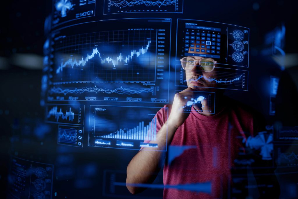 Analista de tecnologia avaliando gráficos de crescimento, representando a evolução na carreira e as áreas com melhores salários em Análise e Desenvolvimento de Sistemas.